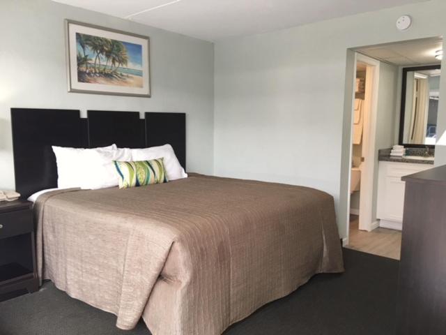 Non-Oceanfront King Room interior