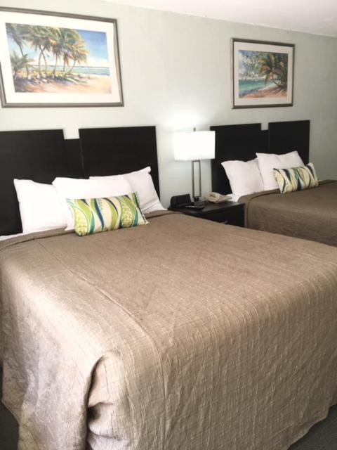 Non-Oceanfront Double Queen Room with Kitchen-Accessible interior