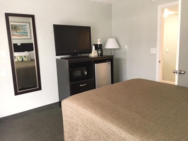 Non-Oceanfront Queen Room-Accessible interior